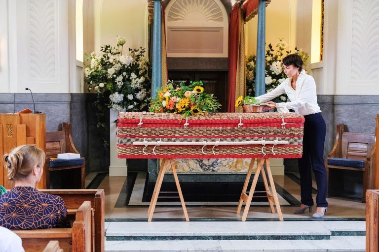 Cercueils écologiques en osier Linyi Linshu : Un hommage mondial aux adieux durables